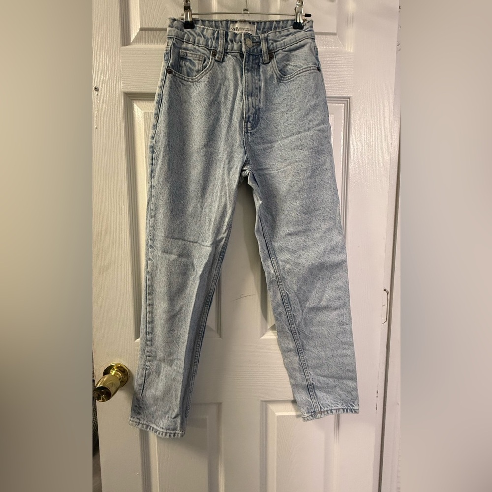 ZARA High-Waisted Mom Jeans - Light Acid Wash (Size US 2 / EU 34)